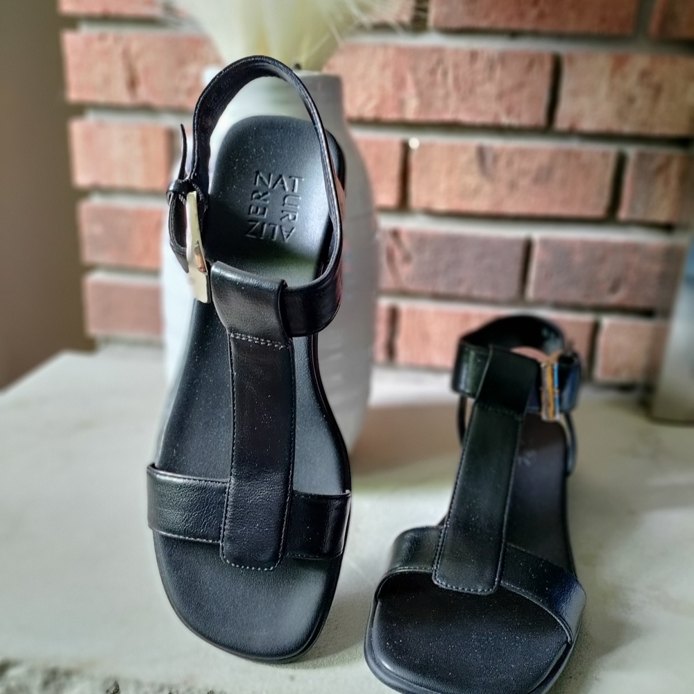 NWT Naturalizer Women's Easton T-Strap Sandals In Black Size 8M